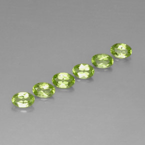 カラットの天然鮮やかな緑ペリドット（6×4 mm・オーバルカット）
