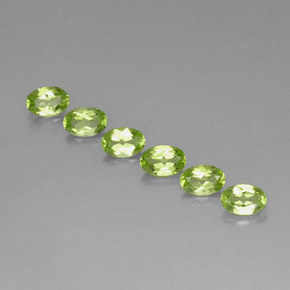 カラットの天然鮮やかな緑ペリドット（6×4 mm・オーバルカット）