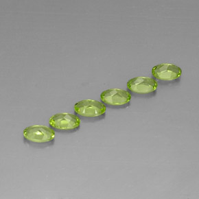 カラットの天然鮮やかな緑ペリドット（6×4 mm・オーバルカット）
