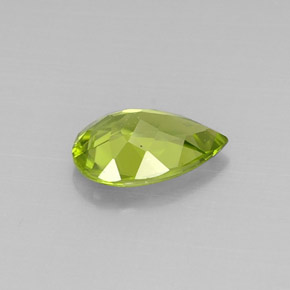 2.85カラットの天然鮮やかな緑ペリドット（11.9×8 mm・洋梨の形）