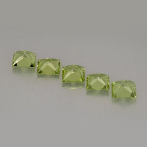 カラットの天然鮮やかな緑ペリドット（5×4.9 mm・四角）