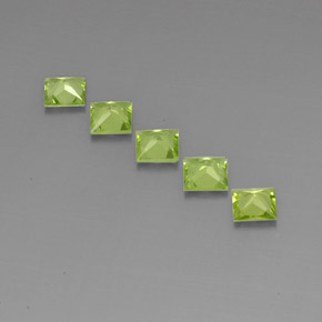 カラットの天然鮮やかな緑ペリドット（5×4.9 mm・四角）
