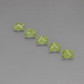 カラットの天然鮮やかな緑ペリドット（5.1×5 mm・四角）