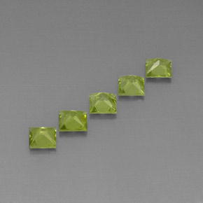 カラットの天然鮮やかな緑ペリドット（5×5 mm・四角）