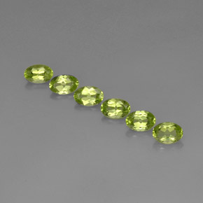 カラットの天然鮮やかな緑ペリドット（6×4.2 mm・オーバルカット）