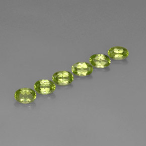 カラットの天然鮮やかな緑ペリドット（6×4.2 mm・オーバルカット）