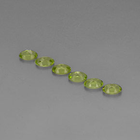 カラットの天然鮮やかな緑ペリドット（6×4.2 mm・オーバルカット）