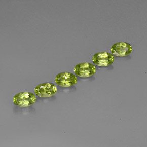カラットの天然鮮やかな緑ペリドット（6.3×4.2 mm・オーバルカット）
