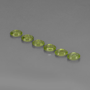 カラットの天然鮮やかな緑ペリドット（6.3×4.2 mm・オーバルカット）