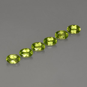 カラットの天然鮮やかな緑ペリドット（6×4.1 mm・オーバルカット）