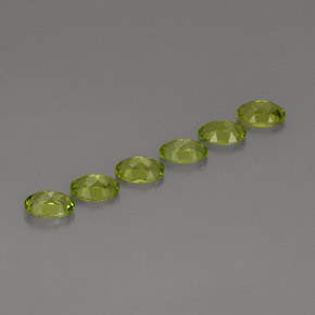 カラットの天然鮮やかな緑ペリドット（6×4.1 mm・オーバルカット）