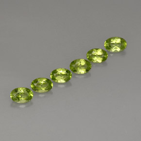 カラットの天然鮮やかな緑ペリドット（6.2×4.2 mm・オーバルカット）