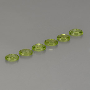 カラットの天然鮮やかな緑ペリドット（6.2×4.2 mm・オーバルカット）