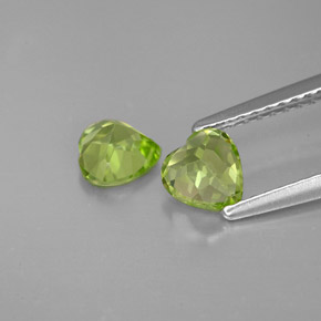 カラットの天然鮮やかな緑ペリドット（5.1×5 mm・ハート型）