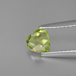 0.54カラットの天然鮮やかな緑ペリドット（5.2×5.1 mm・ハート型）