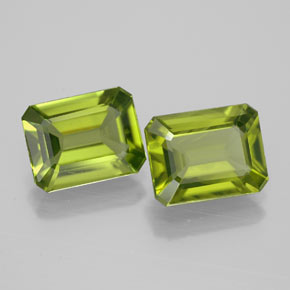 カラットの天然鮮やかな緑ペリドット（9×7 mm・エメラルドカット）