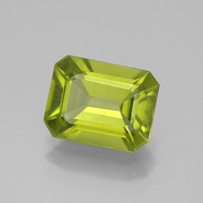 2.10カラットの天然鮮やかな緑ペリドット（8.8×6.8 mm・エメラルドカット）