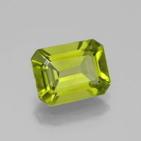 2.10カラットの天然鮮やかな緑ペリドット（8.8×6.8 mm・エメラルドカット）