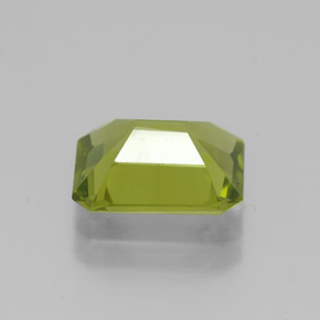 2.10カラットの天然鮮やかな緑ペリドット（8.8×6.8 mm・エメラルドカット）