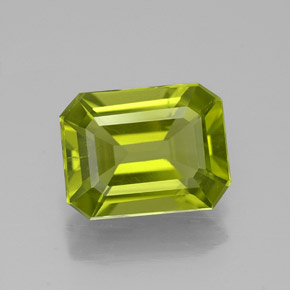 1.92カラットの天然鮮やかな緑ペリドット（8.6×6.6 mm・エメラルドカット）
