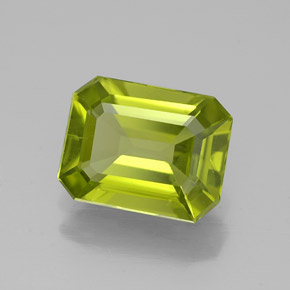 1.92カラットの天然鮮やかな緑ペリドット（8.6×6.6 mm・エメラルドカット）