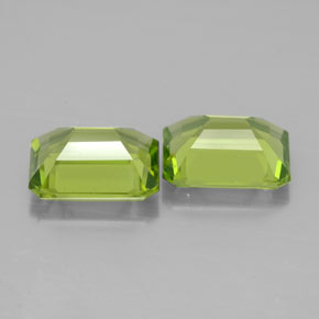 カラットの天然鮮やかな緑ペリドット（9.1×7 mm・エメラルドカット）