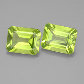 カラットの天然鮮やかな緑ペリドット（9×7 mm・エメラルドカット）