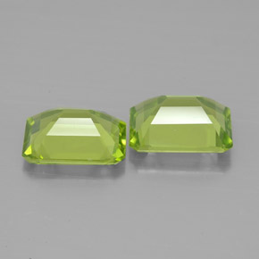 カラットの天然鮮やかな緑ペリドット（9×7 mm・エメラルドカット）