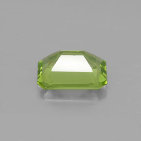 1.89カラットの天然鮮やかな緑ペリドット（8.5×6.5 mm・エメラルドカット）