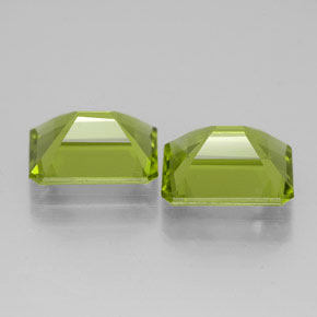 カラットの天然鮮やかな緑ペリドット（9.1×7 mm・エメラルドカット）