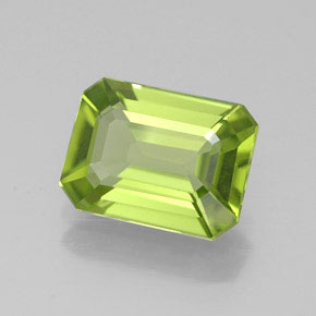 1.95カラットの天然鮮やかな緑ペリドット（8.8×6.6 mm・エメラルドカット）