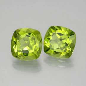 カラットの天然鮮やかな緑ペリドット（8.3×8.2 mm・クッションカット）