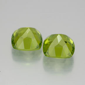 カラットの天然鮮やかな緑ペリドット（8.2×8.2 mm・クッションカット）