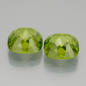 カラットの天然鮮やかな緑ペリドット（9.1×9.1 mm・クッションカット）