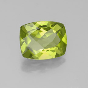 2.50カラットの天然鮮やかな緑ペリドット（9.5×7.6 mm・クッションカット）