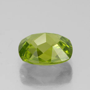 2.82カラットの天然鮮やかな緑ペリドット（9.8×8 mm・クッションカット）