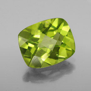 2.96カラットの天然鮮やかな緑ペリドット（10×8.1 mm・クッションカット）