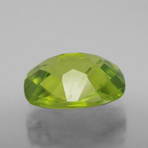 2.96カラットの天然鮮やかな緑ペリドット（10×8.1 mm・クッションカット）