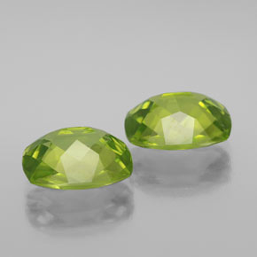 カラットの天然鮮やかな緑ペリドット（10×8 mm・クッションカット）