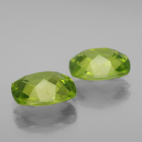 カラットの天然鮮やかな緑ペリドット（10.1×8.1 mm・クッションカット）
