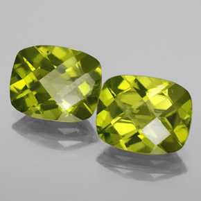 カラットの天然鮮やかな緑ペリドット（10.1×8 mm・クッションカット）