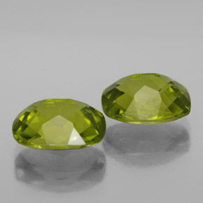 カラットの天然鮮やかな緑ペリドット（10.1×8 mm・クッションカット）