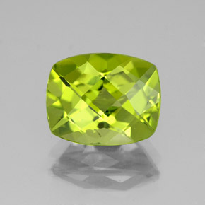 3.26カラットの天然鮮やかな緑ペリドット（9.9×8 mm・クッションカット）