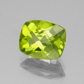 3.26カラットの天然鮮やかな緑ペリドット（9.9×8 mm・クッションカット）