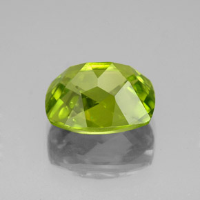 3.26カラットの天然鮮やかな緑ペリドット（9.9×8 mm・クッションカット）