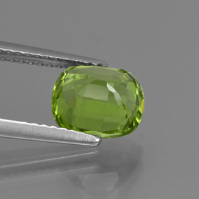 2.48カラットの天然ミディアムグリーンペリドット（8.2×7.3 mm・クッションカット）