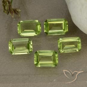 Shop natural 2.44ct ライブリーグリーン ペリドット gems, 八角形 / エメラルドカット, from 中国 at GemSelect. In stock, global shipping!