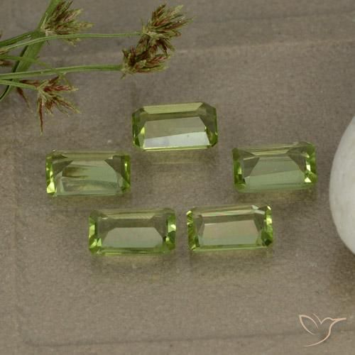 Shop natural 2.66ct 薄いライブリーグリーン ペリドット gems, 八角形 / エメラルドカット, from 中国 at GemSelect. In stock, global shipping!