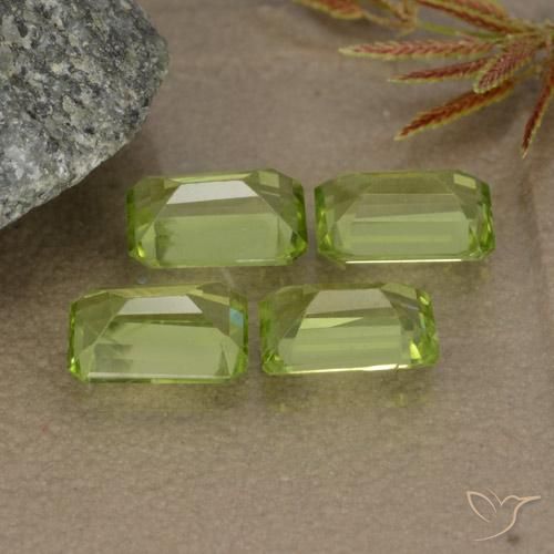 Shop natural 2.56ct ライブリーグリーン ペリドット gems, 八角形 / エメラルドカット, from 中国 at GemSelect. In stock, global shipping!