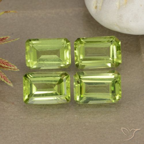 Shop natural 2.58ct ライブリーグリーン ペリドット gems, 八角形 / エメラルドカット, from 中国 at GemSelect. In stock, global shipping!
